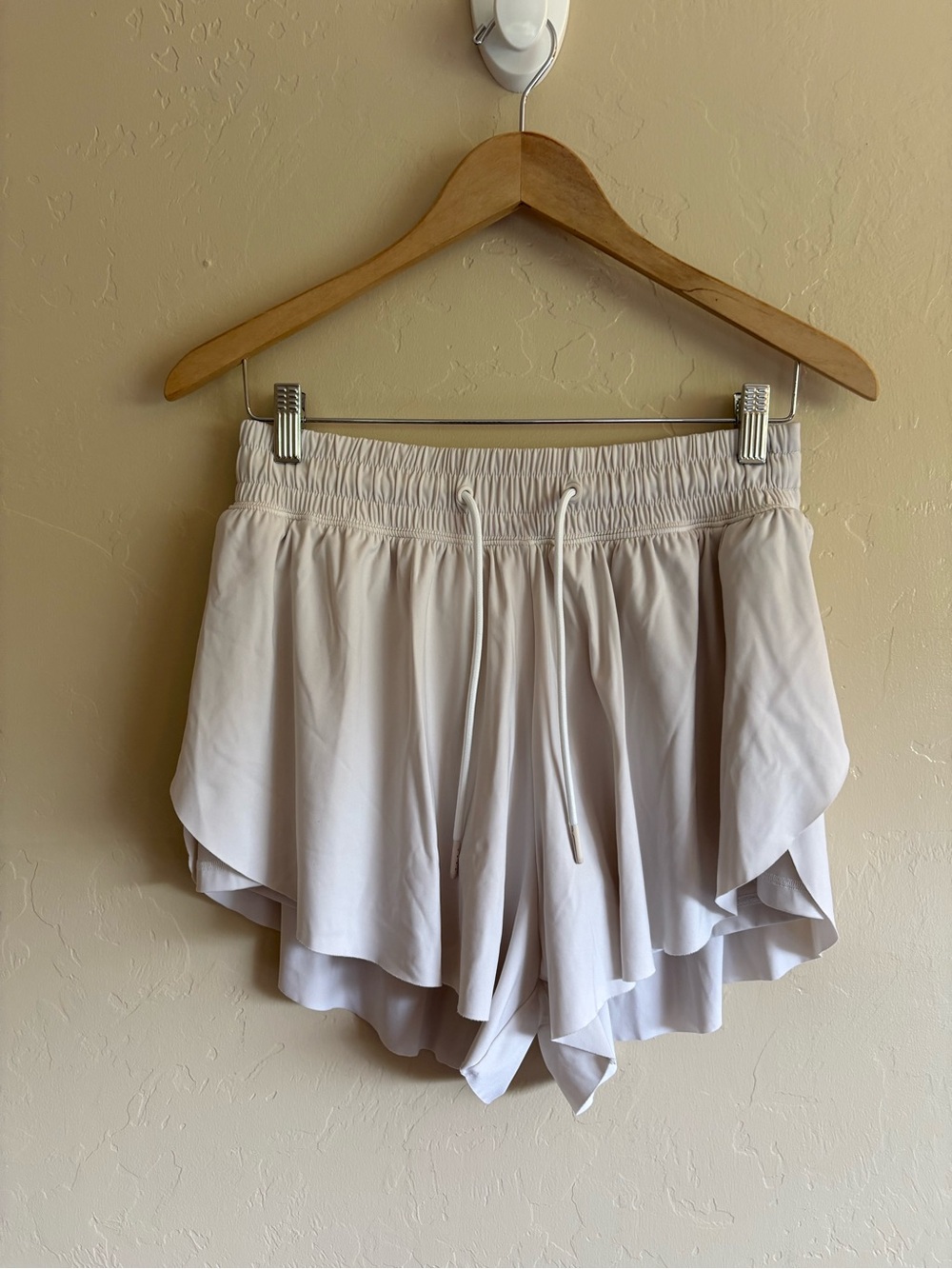Gilly Hicks Cream Color 2 in 1 Flowy Bike Shorts Spandex Layer Athletic Shorts M
